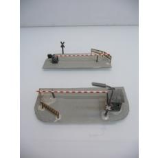 2173 Two level crossings with movable barriers and lantern and little house - Faller N