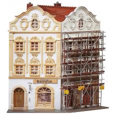 Faller 130452 H0 Angle townhouse with painters scaffolding 220 x 175 x 175mm