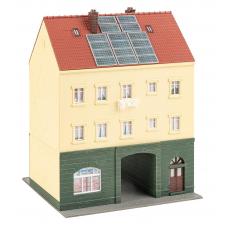 Faller 130628 H0 Town house with model shop 214 parts 136x125x174mm