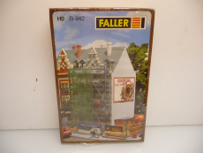 Faller B-942 H0 Stadthaus mit Gerüst und Bauzaun   wie NEU