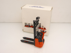 2988 Stapler L12 von Conrad - Linde 1:25  wie Neu in OVP