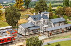 Faller 190060 H0 Aktions-Set Bahnhof Radebusch + Bahnsteig + Güterschuppen + Kiosk - NEU
