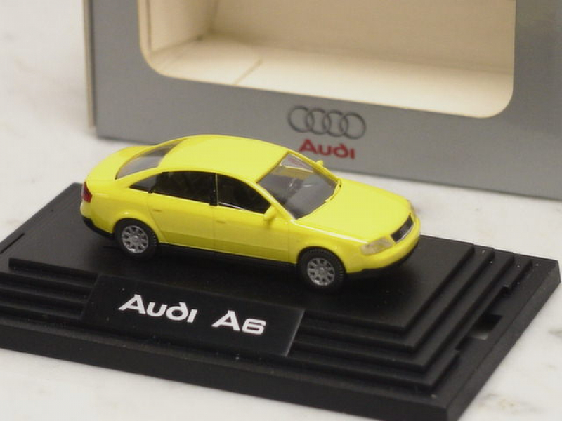 Audi A6 Lim C6 1997 gelb in Audi Geschenkbox Wiking