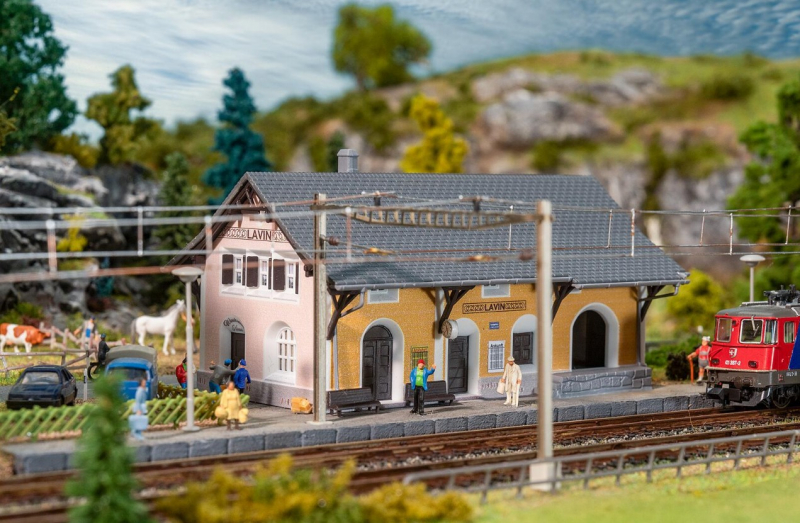 Faller 212128 N Bahnhof Lavin mit 43 Teilen in 4 Farben