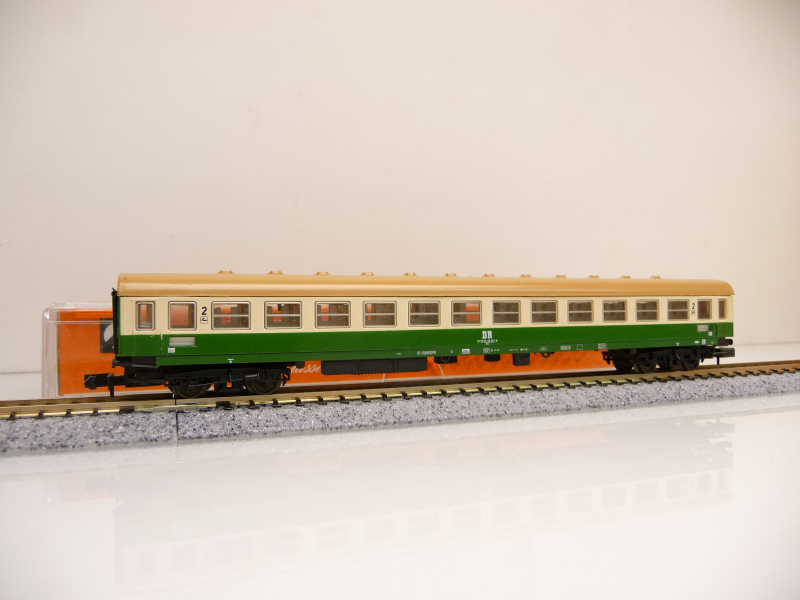 Arnold 3205 N Halberstädter Personenwagen der DR 2. KL 51 50 21-53 157-7 grün / beige  TOP in OVP