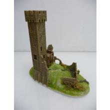 Burgturm auf grünem Hügel mit Ruinenmauer
