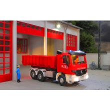 Viessmann 8050 H0 fire brigade MB ACTROS 3-axle with roll-off container and rotating lights