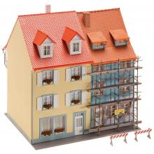 130494 2 small town houses with painter's scaffolding - Faller H0