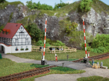 Auhagen 41604 H0 Beschrankter Bahnübergang