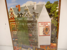 Faller B-942 H0 Stadthaus mit Gerüst und Bauzaun   wie NEU