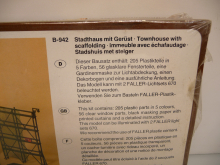 Faller B-942 H0 Stadthaus mit Gerüst und Bauzaun   wie NEU