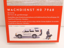 Busch 7968 H0 Action Set Wachdienst mit Landrover Discovery + eine Hundeführer + 1 Hund